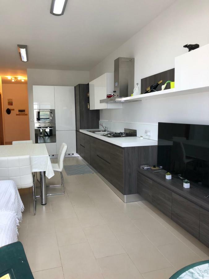 Modern Apartment With Sea View เมลลิฮา ภายนอก รูปภาพ